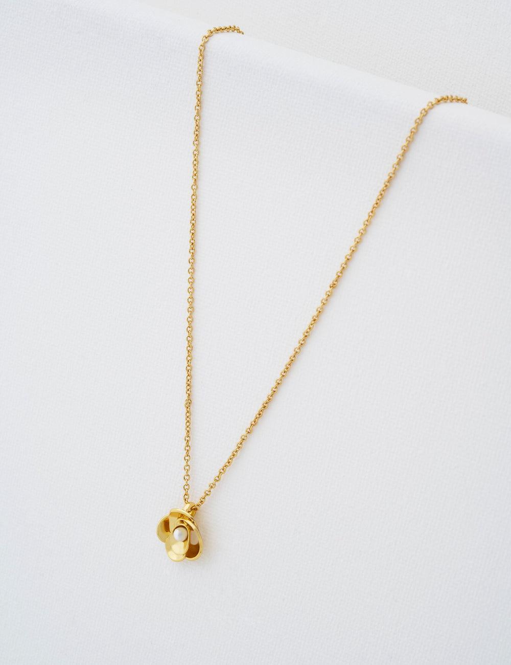 Women Ted Baker FLORA - Pearl Detail Flower Pendant Necklaces Gold | OREN17824