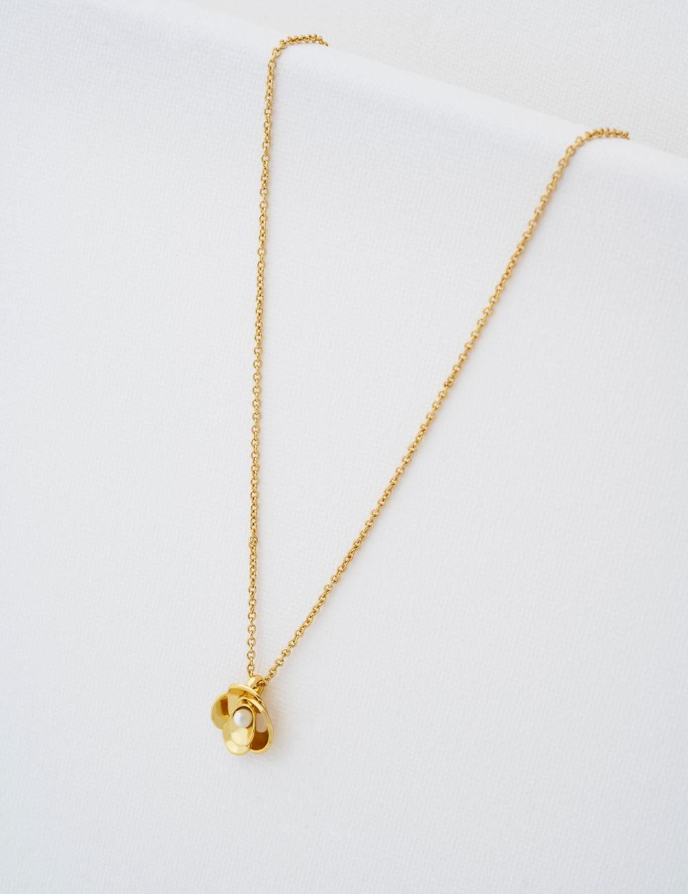 Women Ted Baker FLORA - Pearl Detail Flower Pendant Necklaces Gold | OREN17824